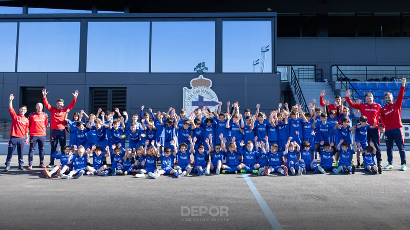 A sede de Sada da Escola RC Deportivo gozou este domingo unha xornada de convivencia na Cidade Deportiva de Abegondo