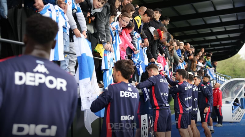 O Dépor adestrouse esta mañá arroupado por uns 200 afeccionados no campo principal de Abegondo