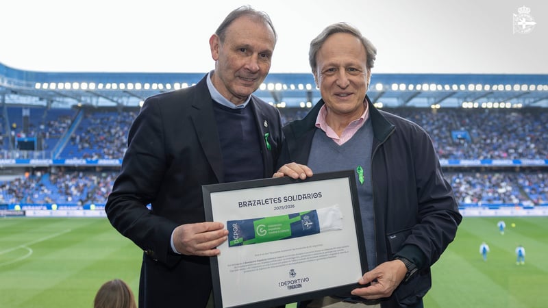A RC Deportivo Fundación fai entrega do brazalete solidario do mes de febreiro á Asociación Española contra o Cancro