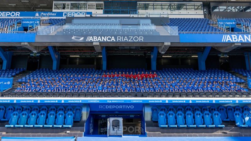 Emocionante xornada en ABANCA-RIAZOR para 250 nenos e nenas da Escola RC Deportivo