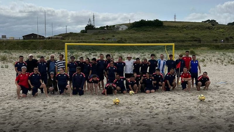 A Fundación RC Deportivo pecha a temporada na praia de Sabón cunha xornada de fútbol, inclusión e compromiso co medioambiente