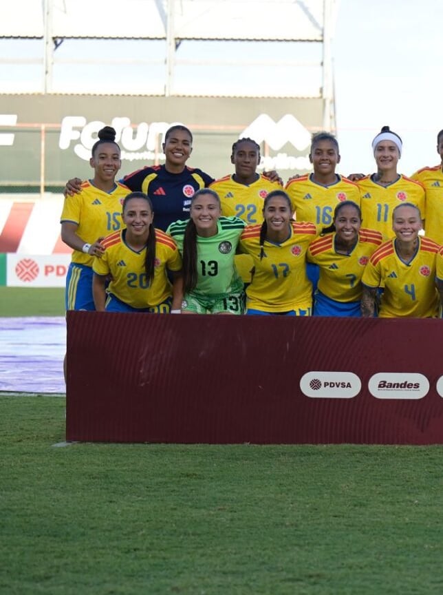 Daniela Caracas seguiu desde o banco o triunfo de Colombia ante Venezuela