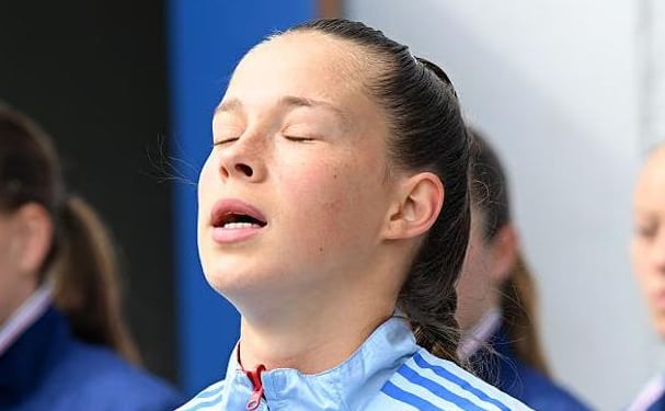 Antía Veiga, de nuevo en el once inicial de España, no pudo con Francia en el segundo partido del Europeo sub-17