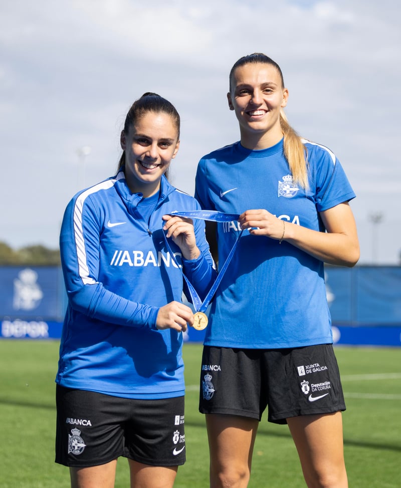 Marisa García y Ainoa muestran su medalla de campeonas del mundo y su agradecimiento al Dépor ABANCA porque "estuvimos allí en parte gracias a ellos"