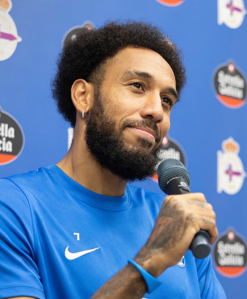 Aubameyang confirma tras recoger el Premio Estrella Galicia que "cada día estoy mejorando" aunque prefiere "ir poco a poco"