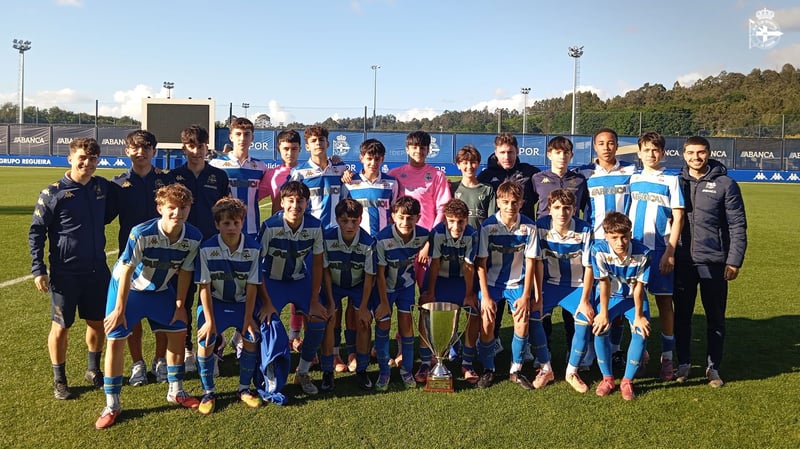 El Infantil recibió este viernes 15 su copa de campeón de liga en un fin de semana con cita decisiva para el Cadete este sábado 16 a las 12:00 en el campo Arsenio Iglesias